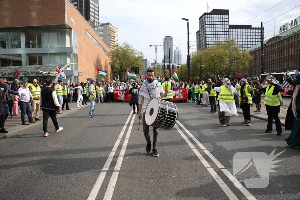 Duizenden Pro-Palestijn demonstranten komen aan bij stadhuis
