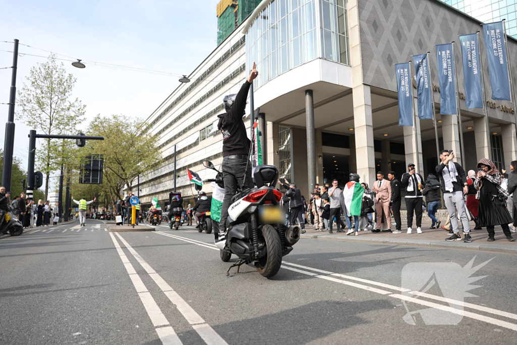 Duizenden Pro-Palestijn demonstranten komen aan bij stadhuis
