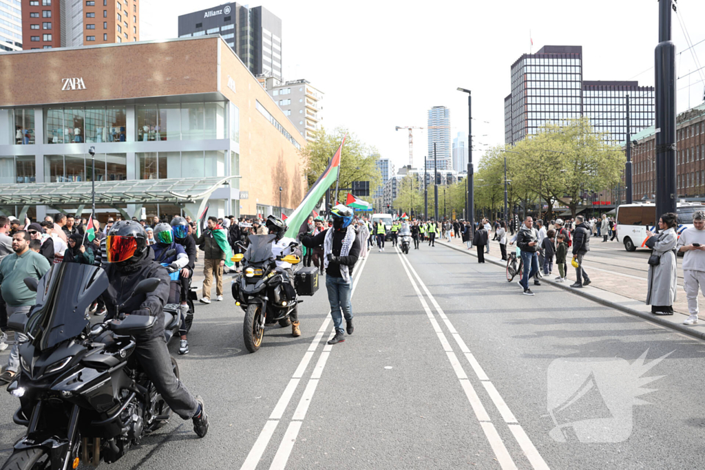 Duizenden Pro-Palestijn demonstranten komen aan bij stadhuis