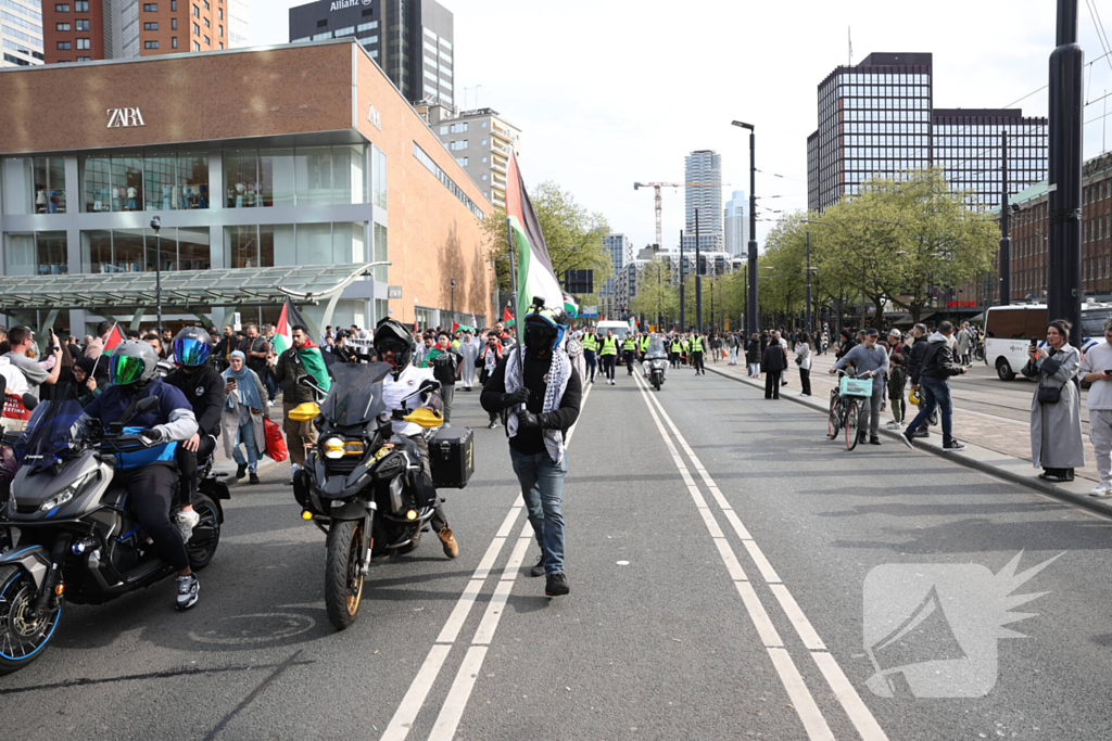 Duizenden Pro-Palestijn demonstranten komen aan bij stadhuis
