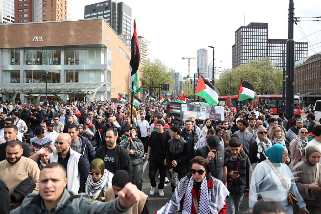 Duizenden Pro-Palestijn demonstranten komen aan bij stadhuis