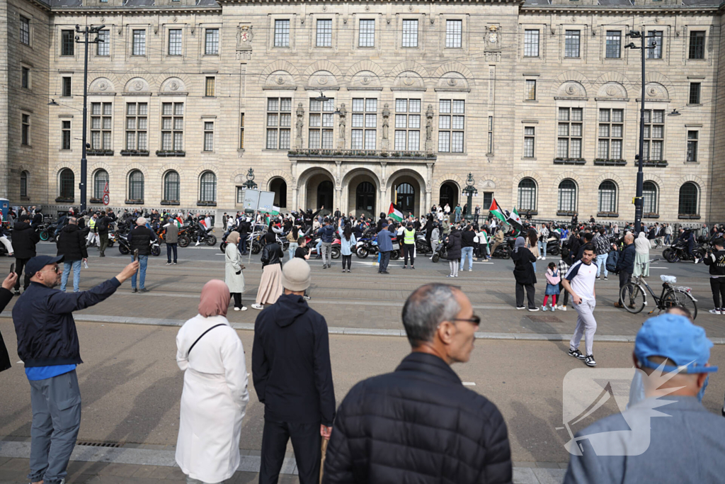 Duizenden Pro-Palestijn demonstranten komen aan bij stadhuis