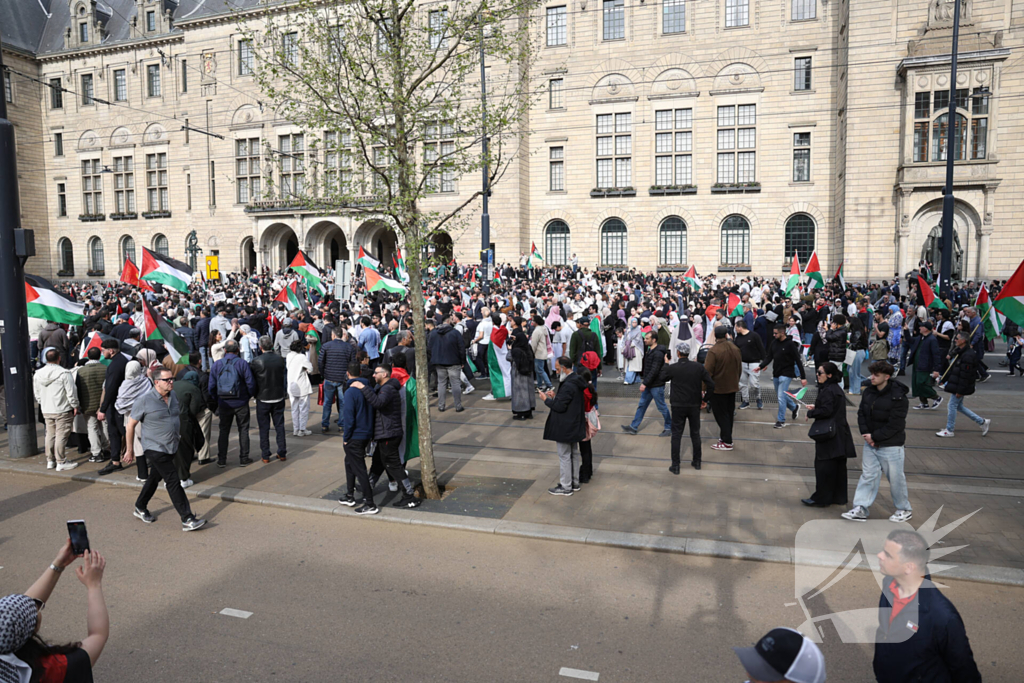 Duizenden Pro-Palestijn demonstranten komen aan bij stadhuis