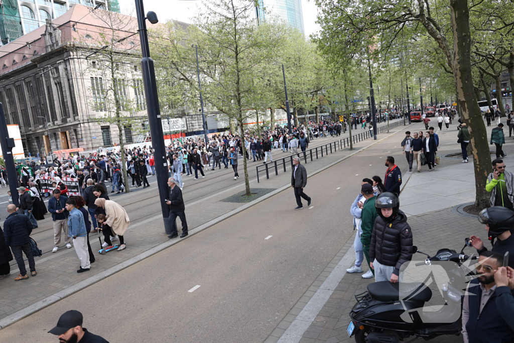 Duizenden Pro-Palestijn demonstranten komen aan bij stadhuis
