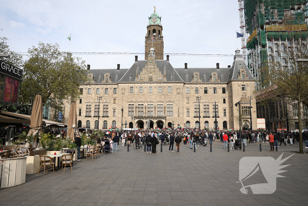 Duizenden Pro-Palestijn demonstranten komen aan bij stadhuis