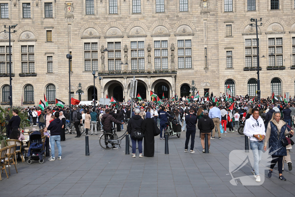 Duizenden Pro-Palestijn demonstranten komen aan bij stadhuis