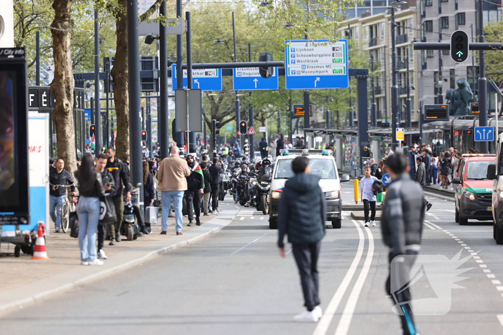 Duizenden Pro-Palestijn demonstranten komen aan bij stadhuis