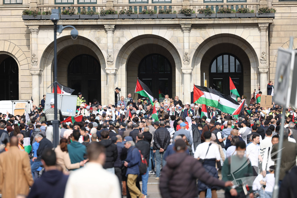 Duizenden Pro-Palestijn demonstranten komen aan bij stadhuis