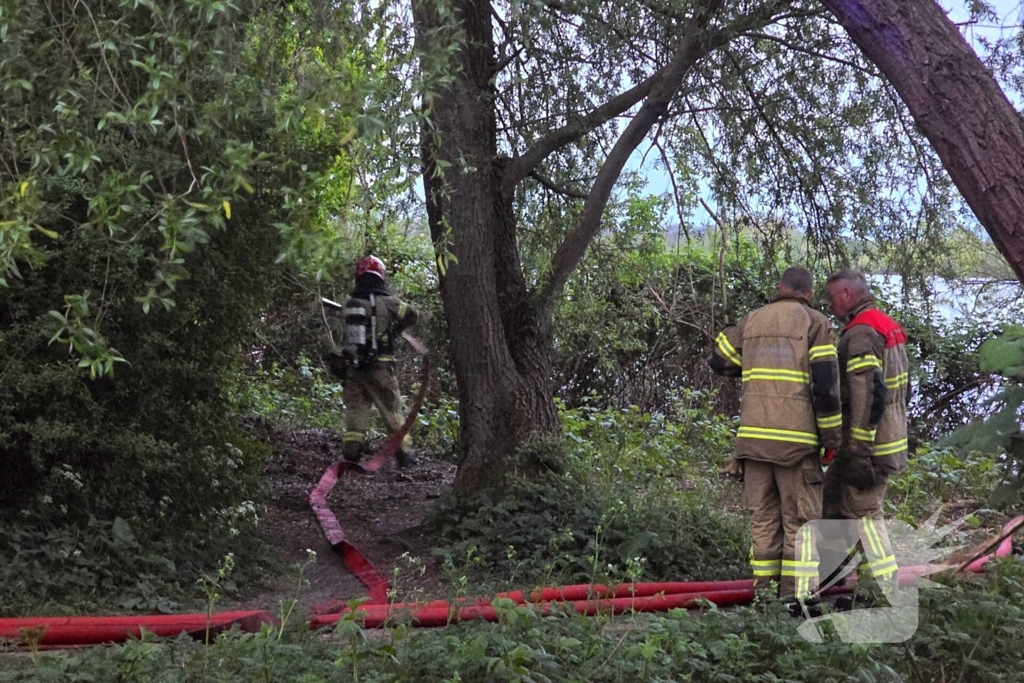 Brandweer blust brand in park