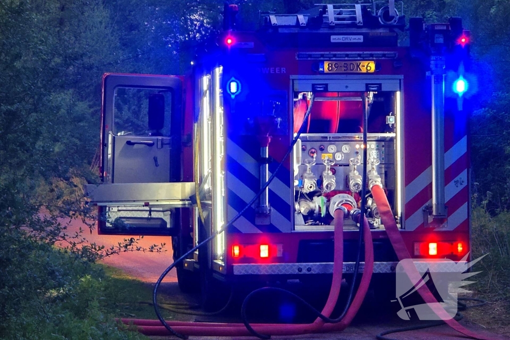Brandweer blust brand in park