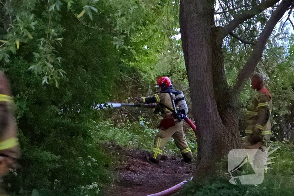 Brandweer blust brand in park