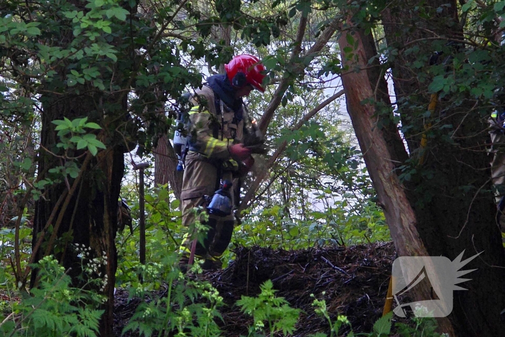 Brandweer blust brand in park