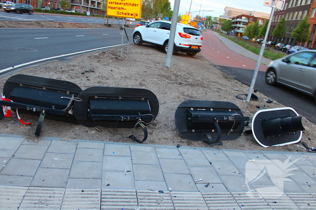 Automobilist rijdt op hoge snelheid verkeerslichten omver