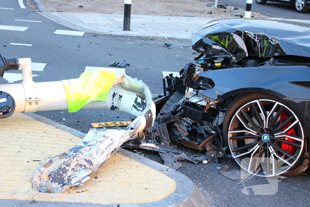 Automobilist rijdt op hoge snelheid verkeerslichten omver