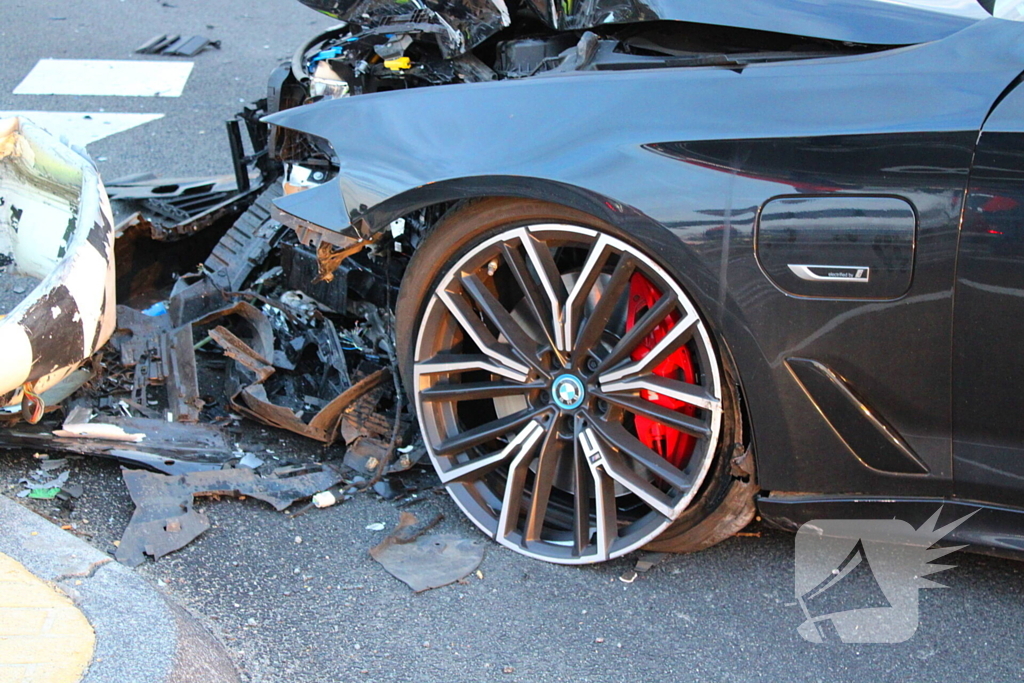 Automobilist rijdt op hoge snelheid verkeerslichten omver