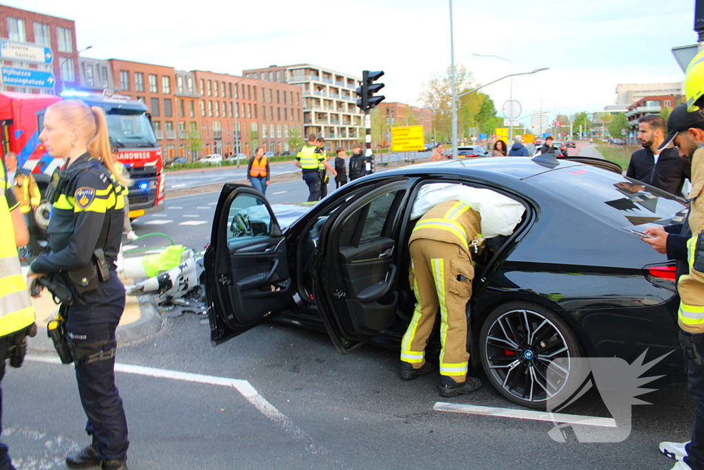 Automobilist rijdt op hoge snelheid verkeerslichten omver