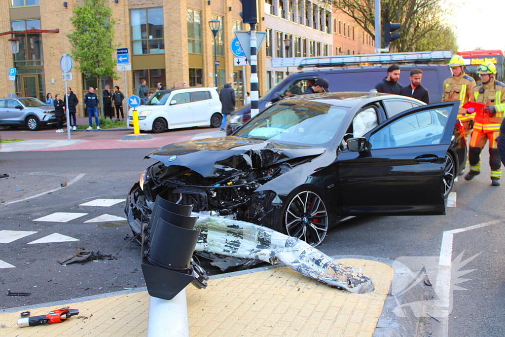 Automobilist rijdt op hoge snelheid verkeerslichten omver