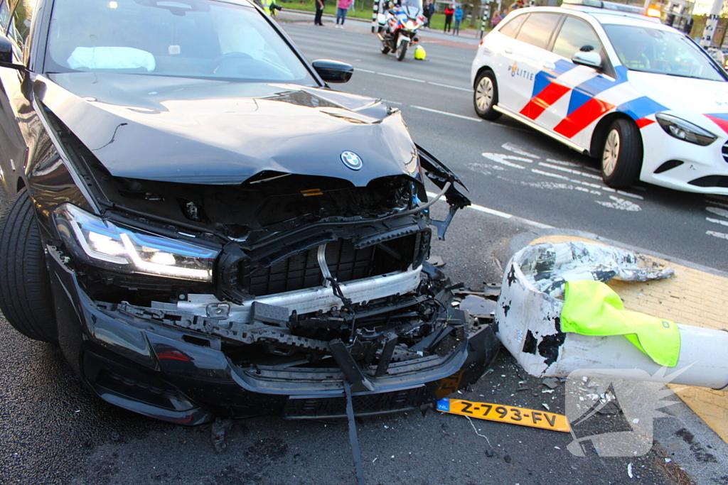 Automobilist rijdt op hoge snelheid verkeerslichten omver