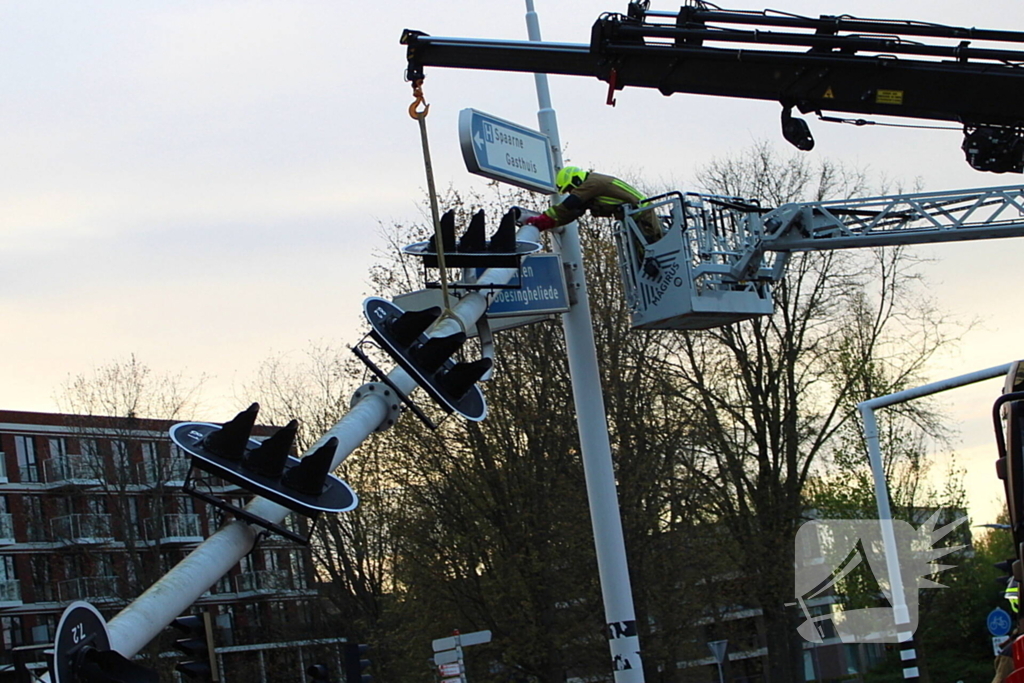 Automobilist rijdt op hoge snelheid verkeerslichten omver