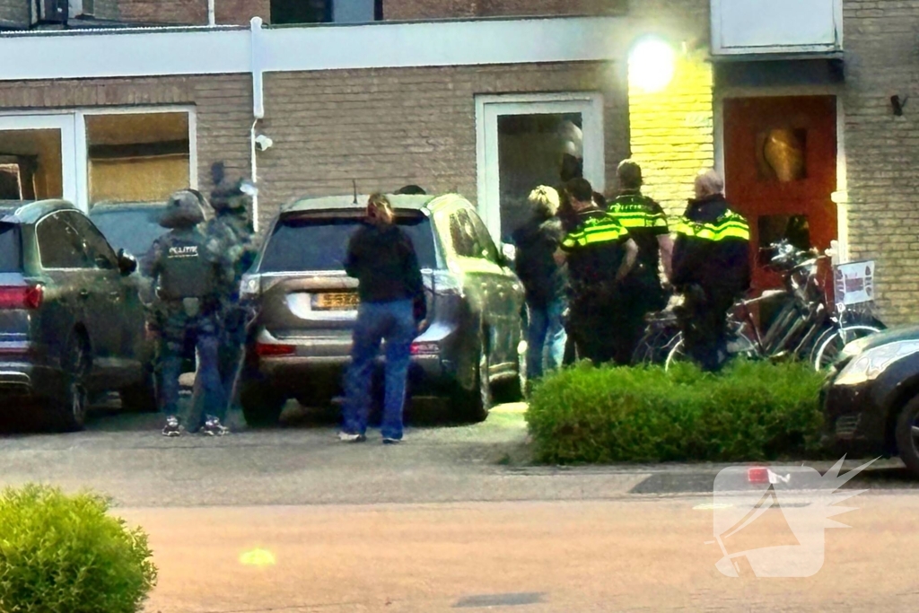 Arrestatieteam doet inval in woning