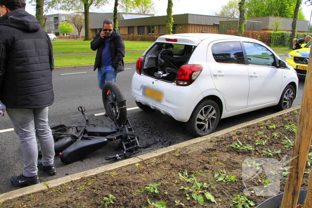 Fatbiker klapt achterop auto