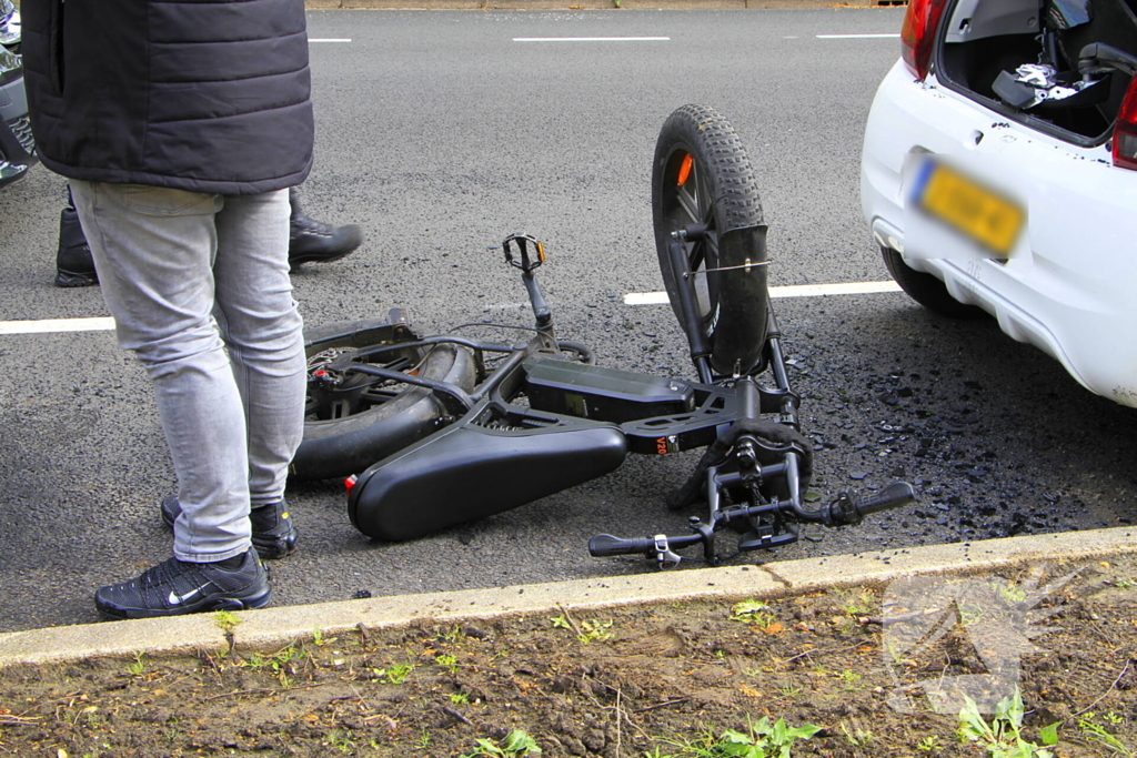 Fatbiker klapt achterop auto