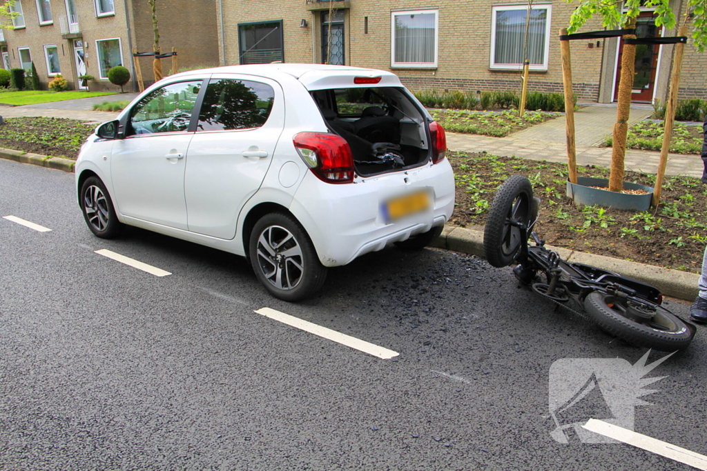 Fatbiker klapt achterop auto