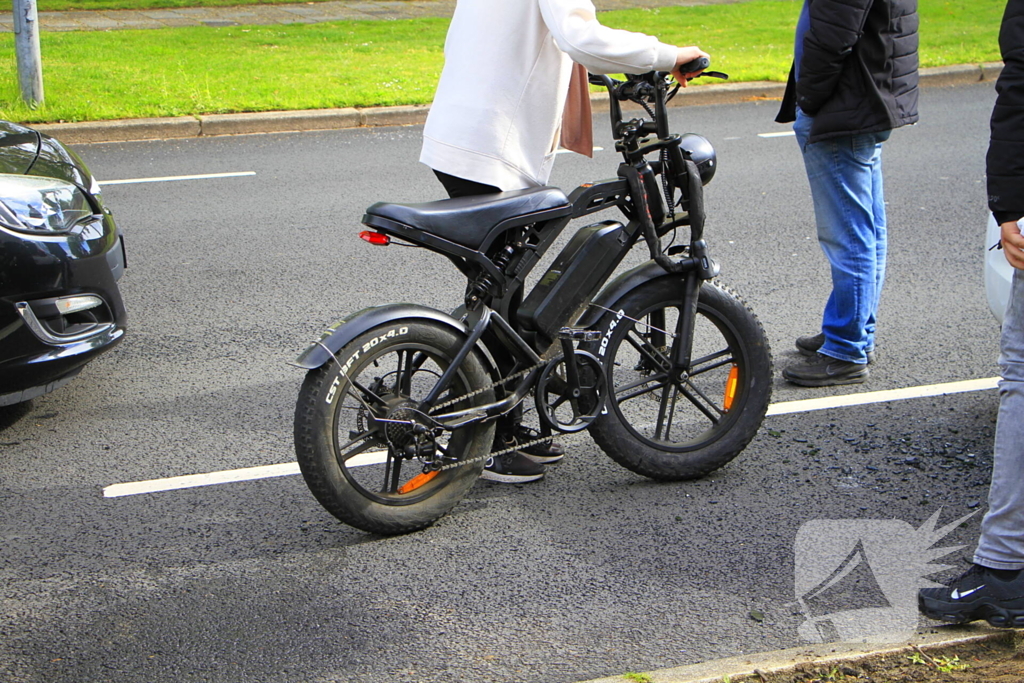 Fatbiker klapt achterop auto