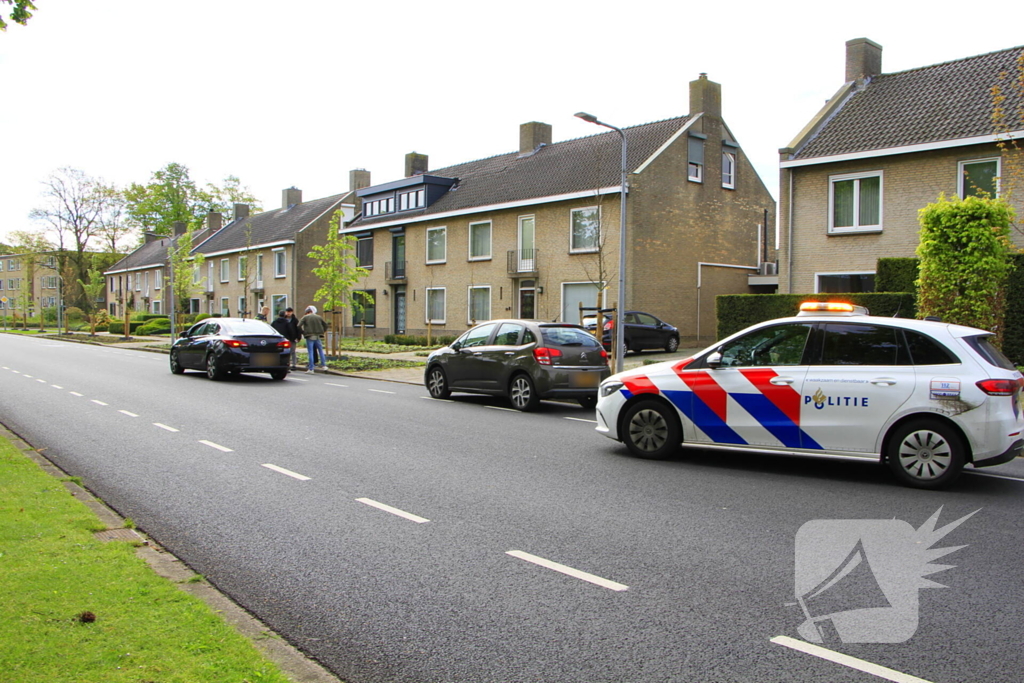 Fatbiker klapt achterop auto