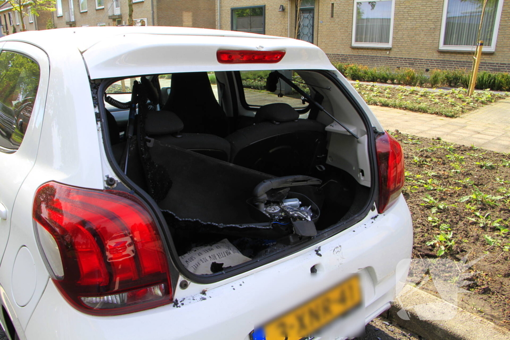 Fatbiker klapt achterop auto