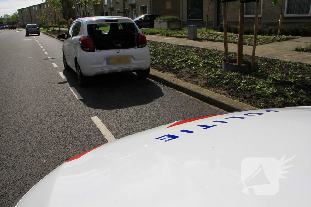 Fatbiker klapt achterop auto