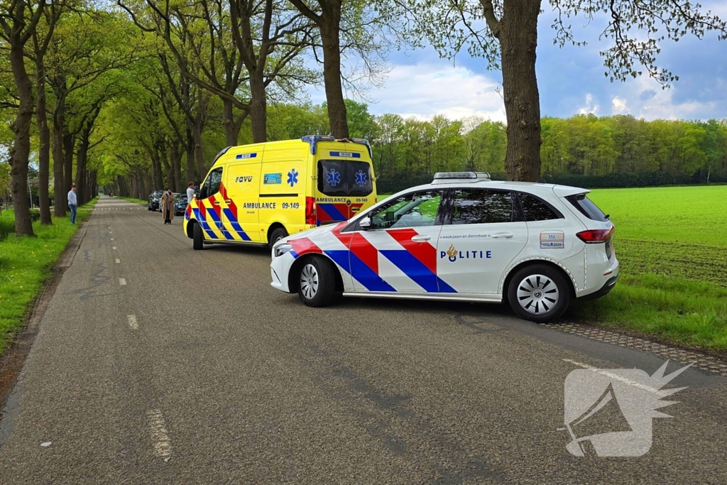 Automobilist knalt op boom