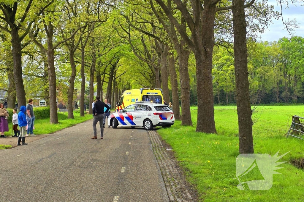 Automobilist knalt op boom