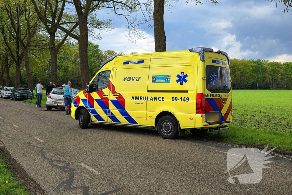 Automobilist knalt op boom