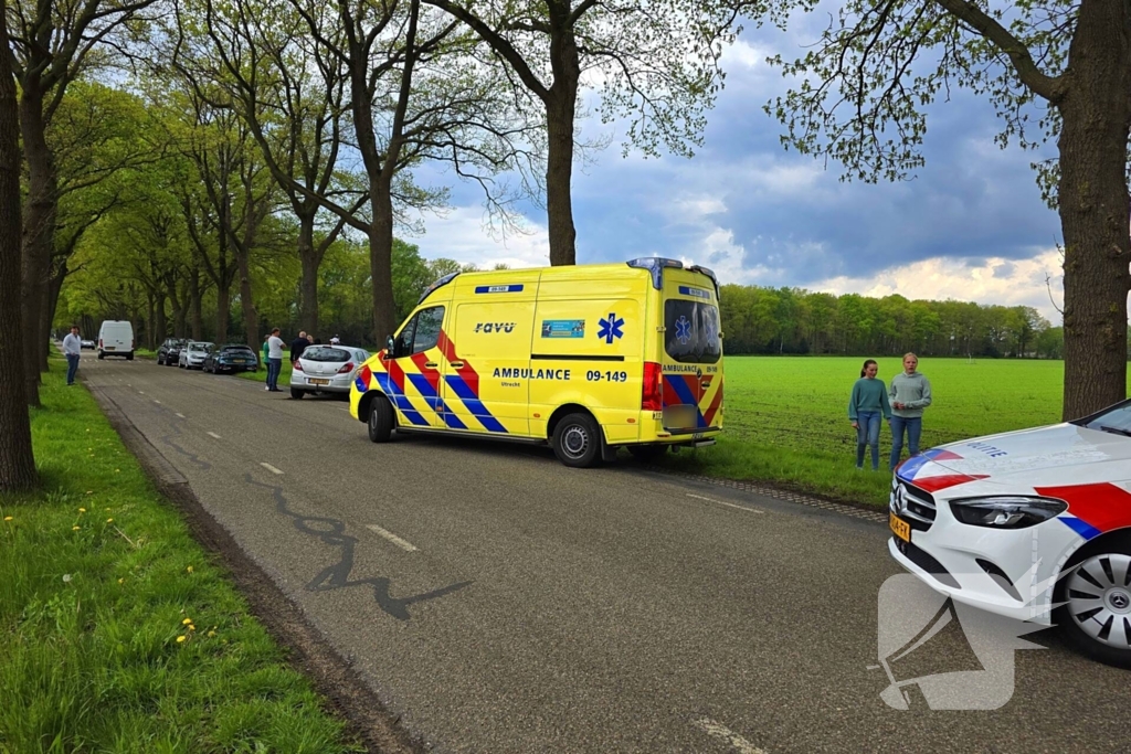 Automobilist knalt op boom