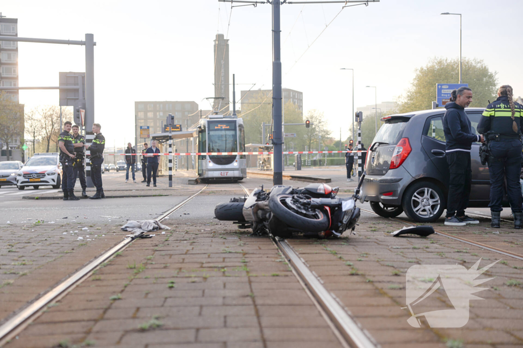 Motorrijder gewond bij botsing met auto