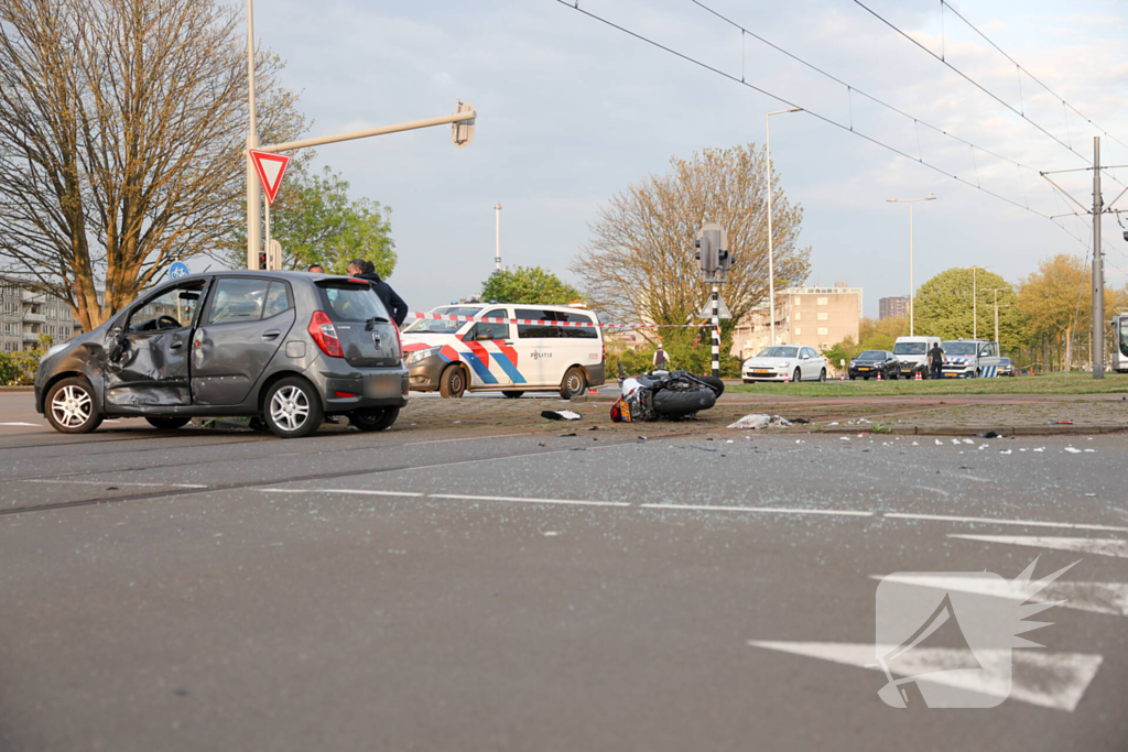 Motorrijder gewond bij botsing met auto