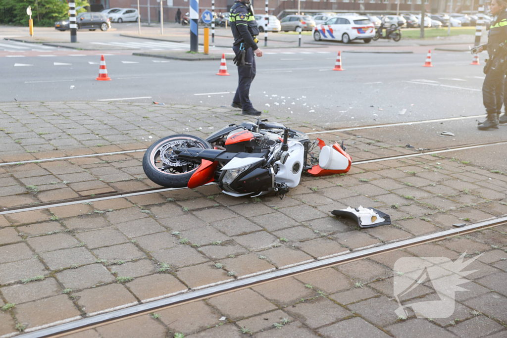 Motorrijder gewond bij botsing met auto