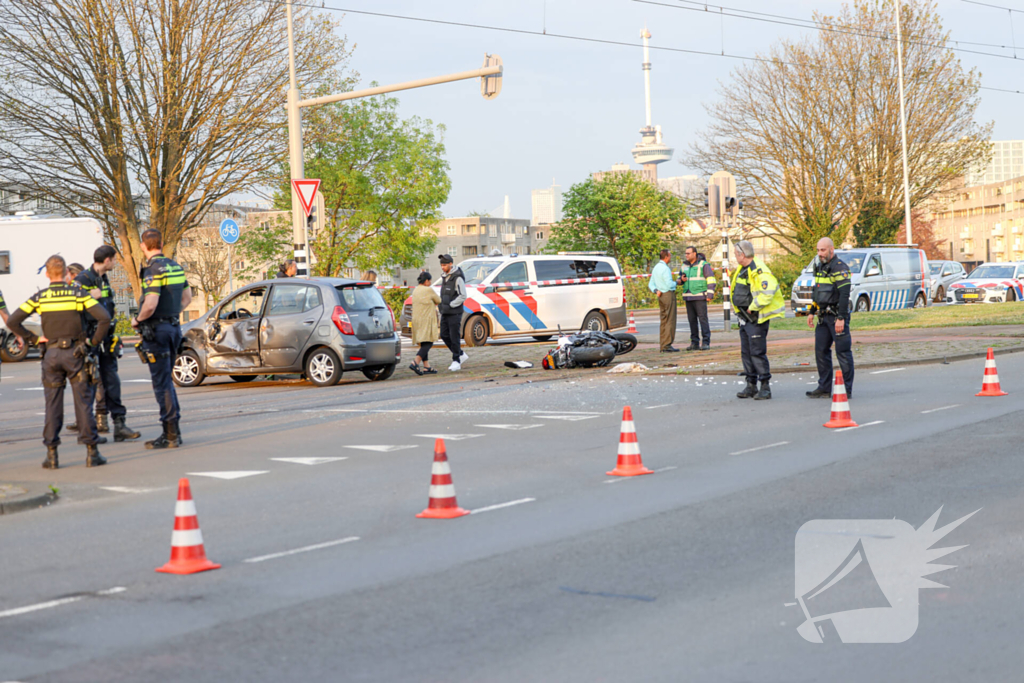 Motorrijder gewond bij botsing met auto