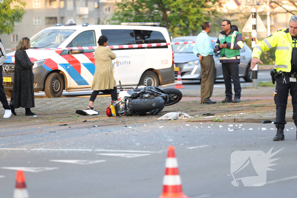 Motorrijder gewond bij botsing met auto