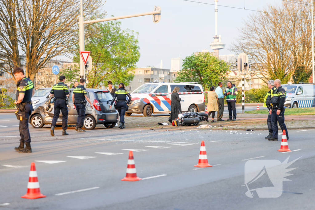 Motorrijder gewond bij botsing met auto