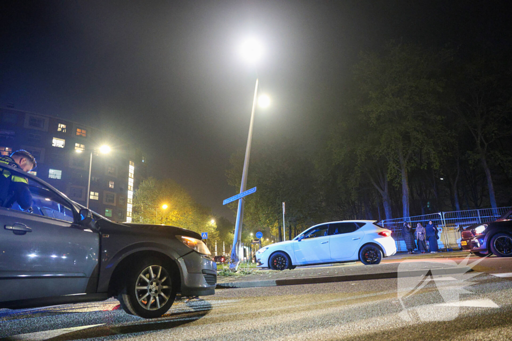 Dronken automobilist aangehouden na botsing tegen lantaarnpaal