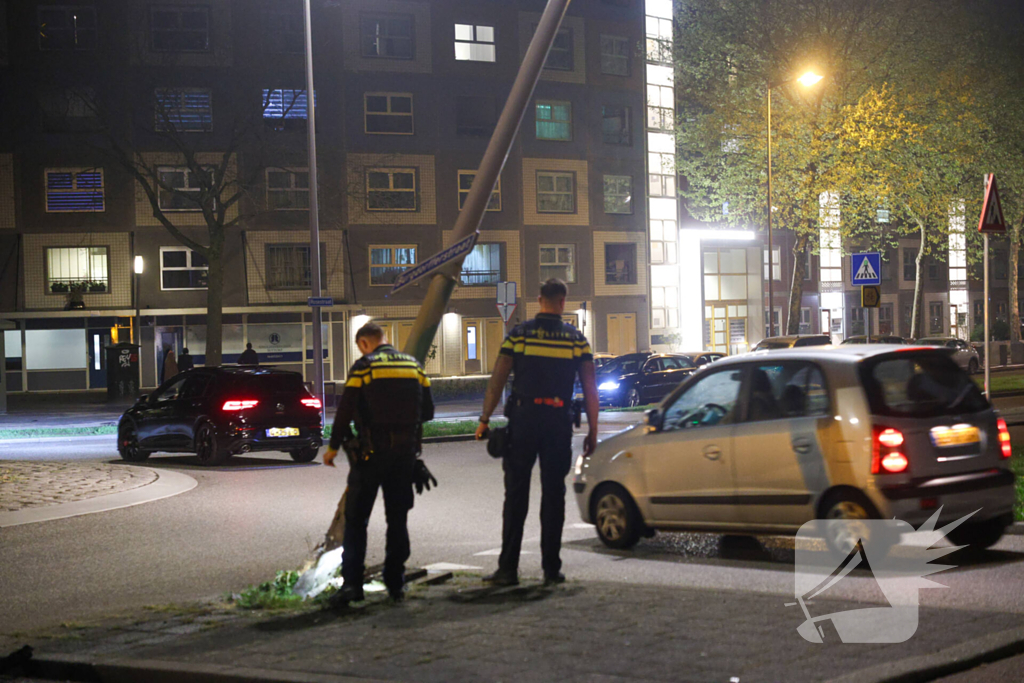 Dronken automobilist aangehouden na botsing tegen lantaarnpaal