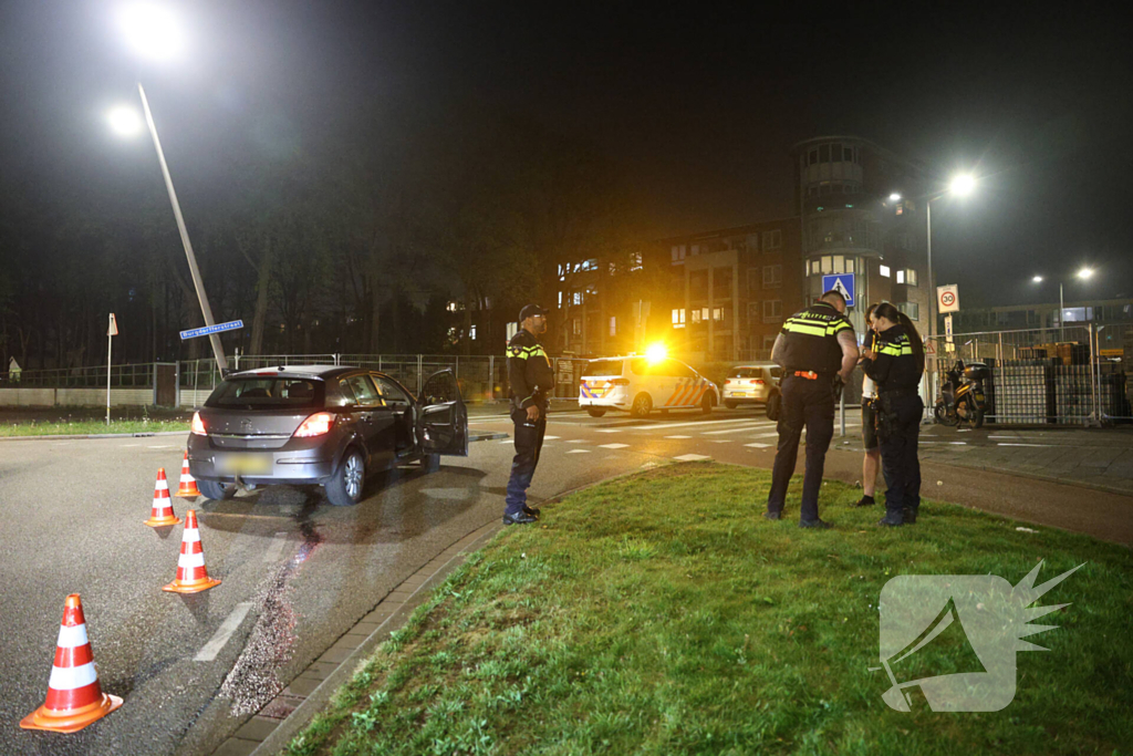 Dronken automobilist aangehouden na botsing tegen lantaarnpaal