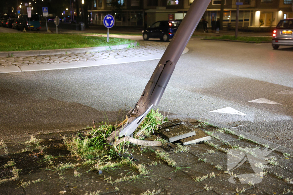 Dronken automobilist aangehouden na botsing tegen lantaarnpaal