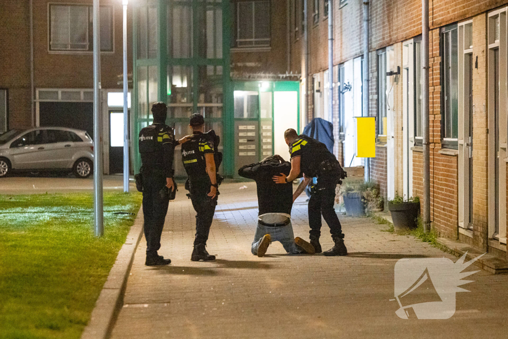 Politie valt woning binnen na melding vuurwapen