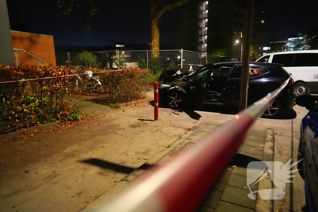 Auto zwaar beschadigd door explosief