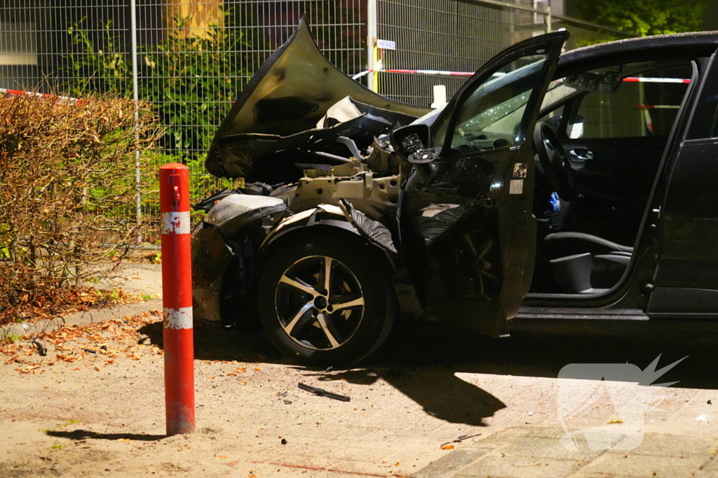 Auto zwaar beschadigd door explosief