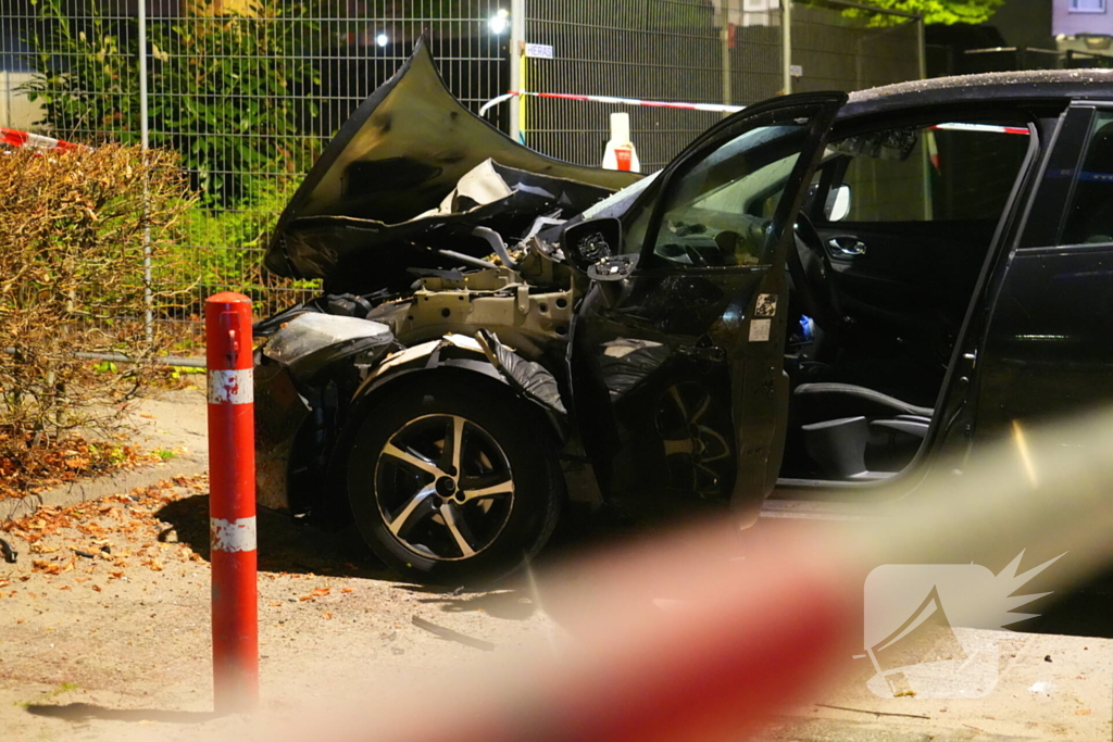 Auto zwaar beschadigd door explosief