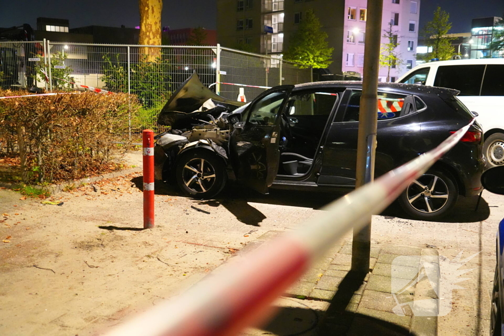 Auto zwaar beschadigd door explosief